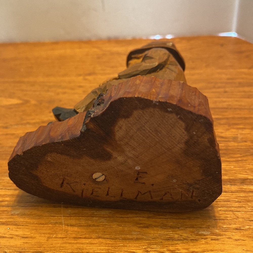 Vintage folk art wooden hand carved man sitting on a rock smoking a pie in suit - Picture 7 of 11